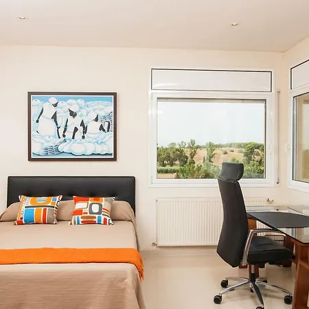 Modern In Les Corts With Pool וילה L' Escala