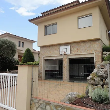 Modern In Les Corts With Pool וילה L' Escala